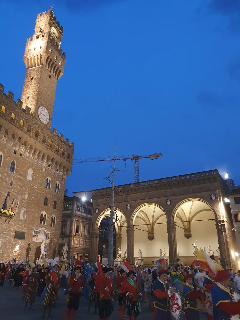 Sbandieratori Calcio Storico Fiorentino: costumi rinascimentali in Piazza della Signoria — tradizione medievale di Firenze giugno 2026