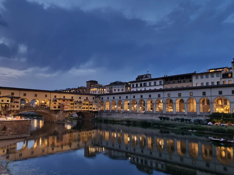 Ristorante Lungarno Firenze: cena all'aperto con vista notturna sugli Uffizi e Ponte Vecchio — esperienze business travel