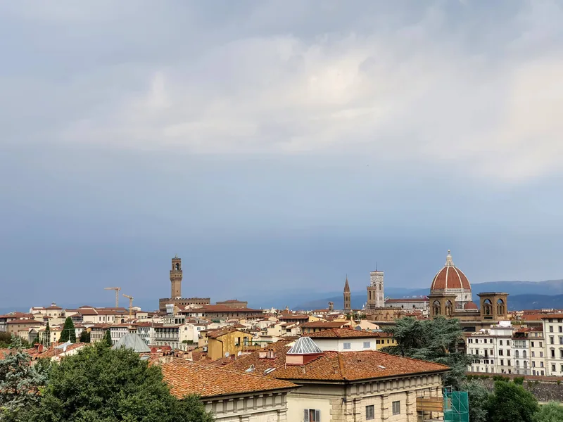Lungarno Firenze di notte: palazzi storici illuminati con riflessi sull'Arno — vita notturna e hotel sul lungarno
