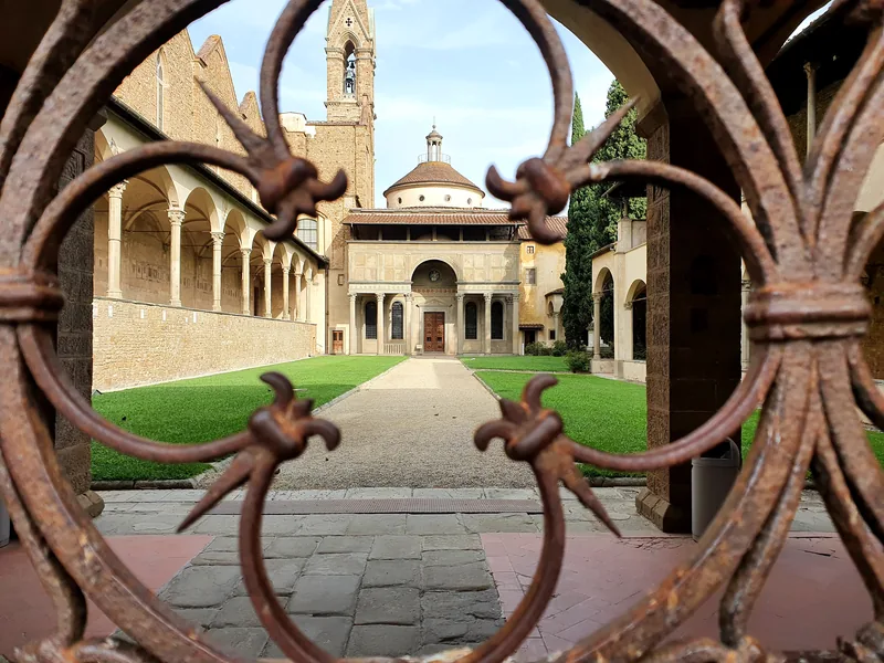 Chiostro di Santa Croce Firenze con Cappella dei Pazzi: uno degli angoli più tranquilli del centro storico patrimonio UNESCO