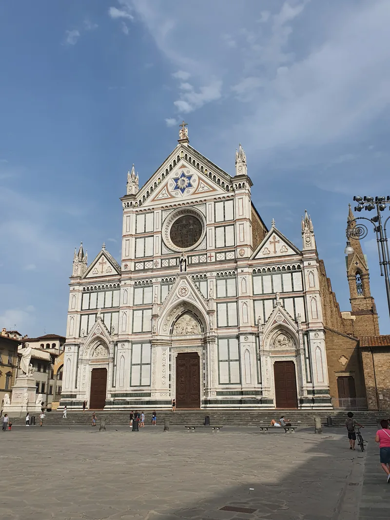 Basilica di Santa Croce Firenze: facciata gotica in marmo bianco e verde in Piazza Santa Croce — tomba di Michelangelo e Galileo